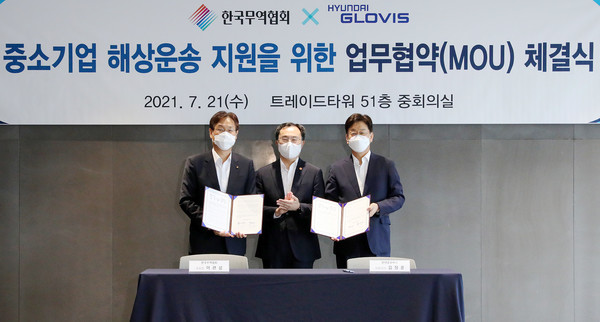 △현대글로비스는 한국무역협회와 ‘중소기업 해상운송 지원 협력을 위한 업무협약(MOU)’을 21일 체결했다. 오른쪽부터 김정훈 현대글로비스 대표이사와 문승욱 산업통상자원부 장관, 이관섭 한국무역협회 부회장이 협약식 후 기념촬영을 하고 있다.