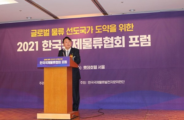 국민의힘 윤석열 후보가 15일 한국국제물류협회 포럼에서 축사를 하고 있다.