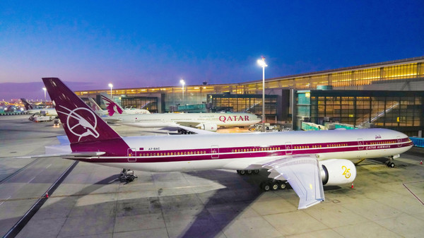 △카타르항공이 창립 25주년을 맞아 선보이는 레트로 디자인 항공기의 모습(앞)과 현재 운영 중인 항공기(뛰)의 모습(사진제공=카타르항공)