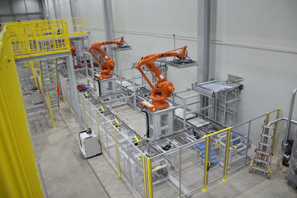 공장과 연결된 자동화 물류센터의 입고 라인. 공장에서 박스단위로 입고되면 로봇팔을 통해 7단으로 팔랫타이징을 하게 된다.