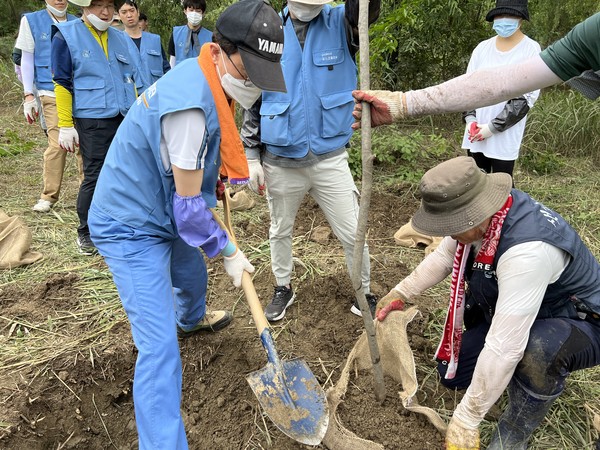 ▲7월 9일 여의샛강생태공원에서 환경정화 활동 중인 포스코플로우 임직원들