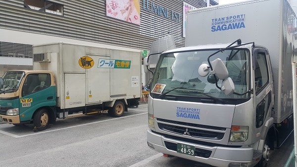 일본 신주구 도심배송을 위해 주차된 화물차량 전경.