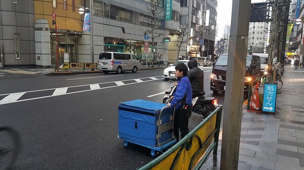 일본 사가와 택배 배송기사 전경.
