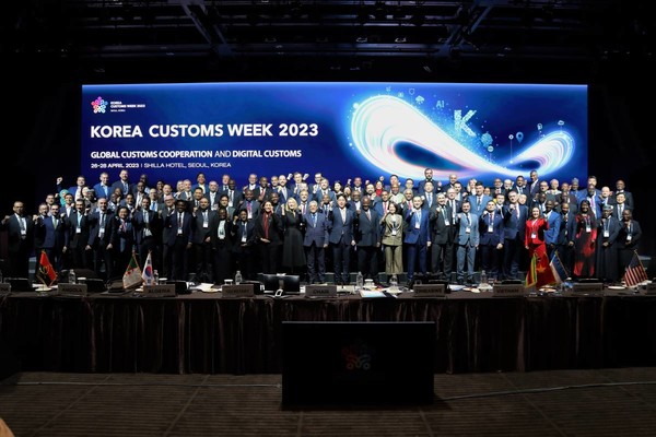△‘Korea Customs Week 2023’ 개회식에 참석한 각국 관세당국 대표들과 주요 관계자들이 기념촬영을 하고 있다(사진제공=관세청)