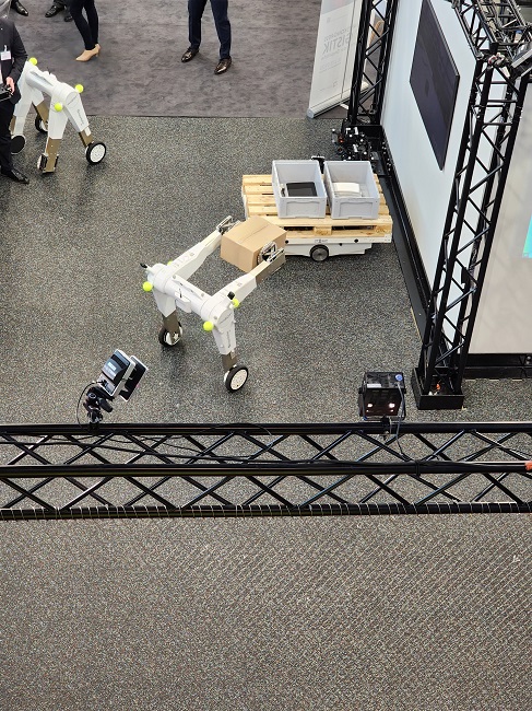 Fraunhofer가 선보인 두발 로봇이 화물을 픽업해 자유자재로 이동, 적재를 하고 있다.
