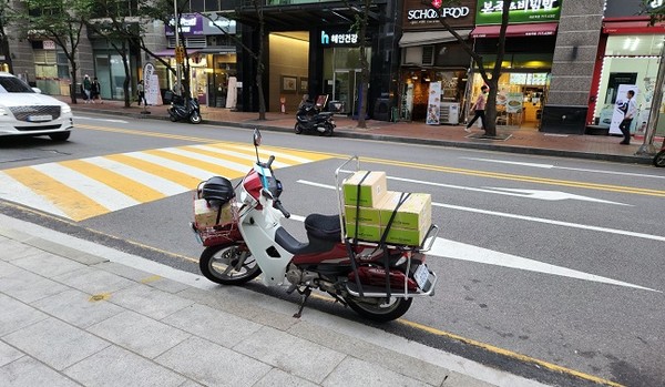 오토바이가 소비자 요구가 급증하고 있는 라스트마일 부문에서 빠른 배송에 효과적으로 사용되고 있다.