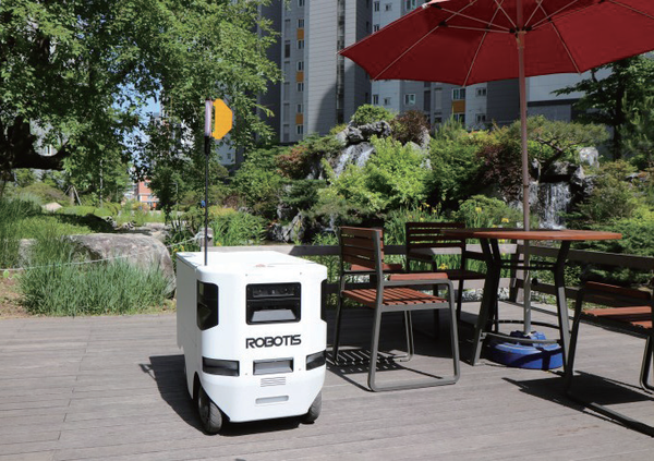 아파트 단지에서 운영되고 있는 로보티즈의 배송로봇