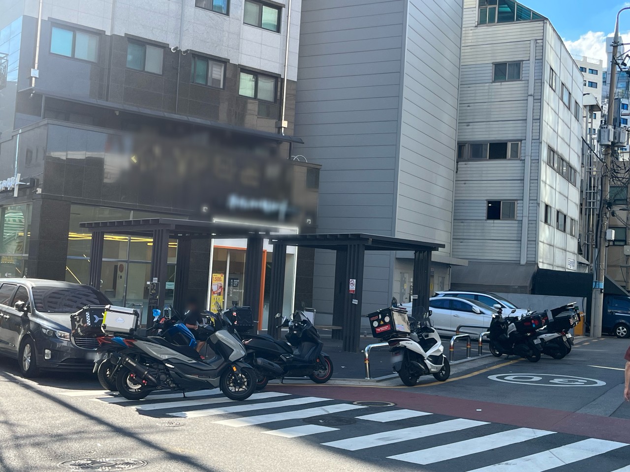 배달 라이더들의 오토바이가 무인카페 앞 주차되어 있다. (사진=물류신문)