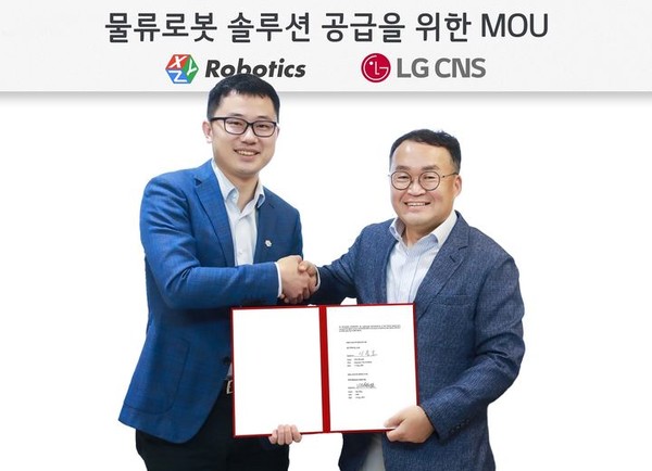 이준호 LG CNS 스마트물류사업부장(오른쪽)과 지아지 저우(Jiaji Zhou) XYZ로보틱스 최고경영자(왼쪽)
