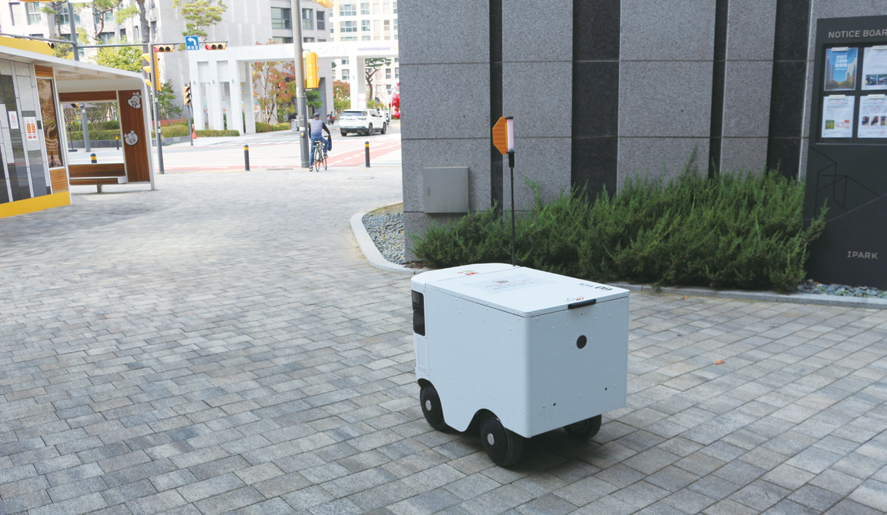 로보티즈 배송로봇이 고덕 아파트 단지에서 커피를 배송하고 있다