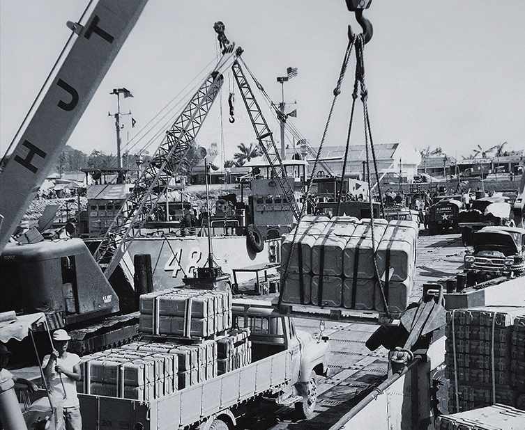 1958년 한진상사는 주한 미군 포장이사화물 수송사업 시작했다. 사진은 1968년 퀴논항 하역 현장 (사진=한진)