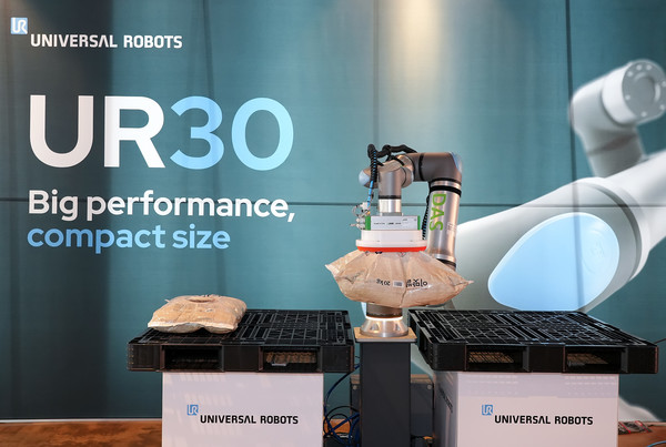 유니버설 로봇의 UR30이 30kg의 물건을 옮기고 있다