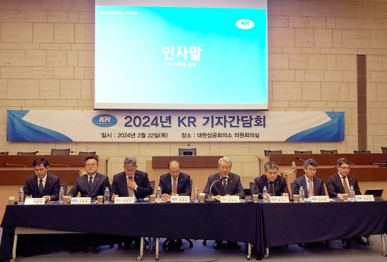 △기자간담회에 참석한 한국선급 이형철 회장(오른쪽에서 네 번째)과 임원들이 올해 거둔 성과에 대해 설명하고 있다