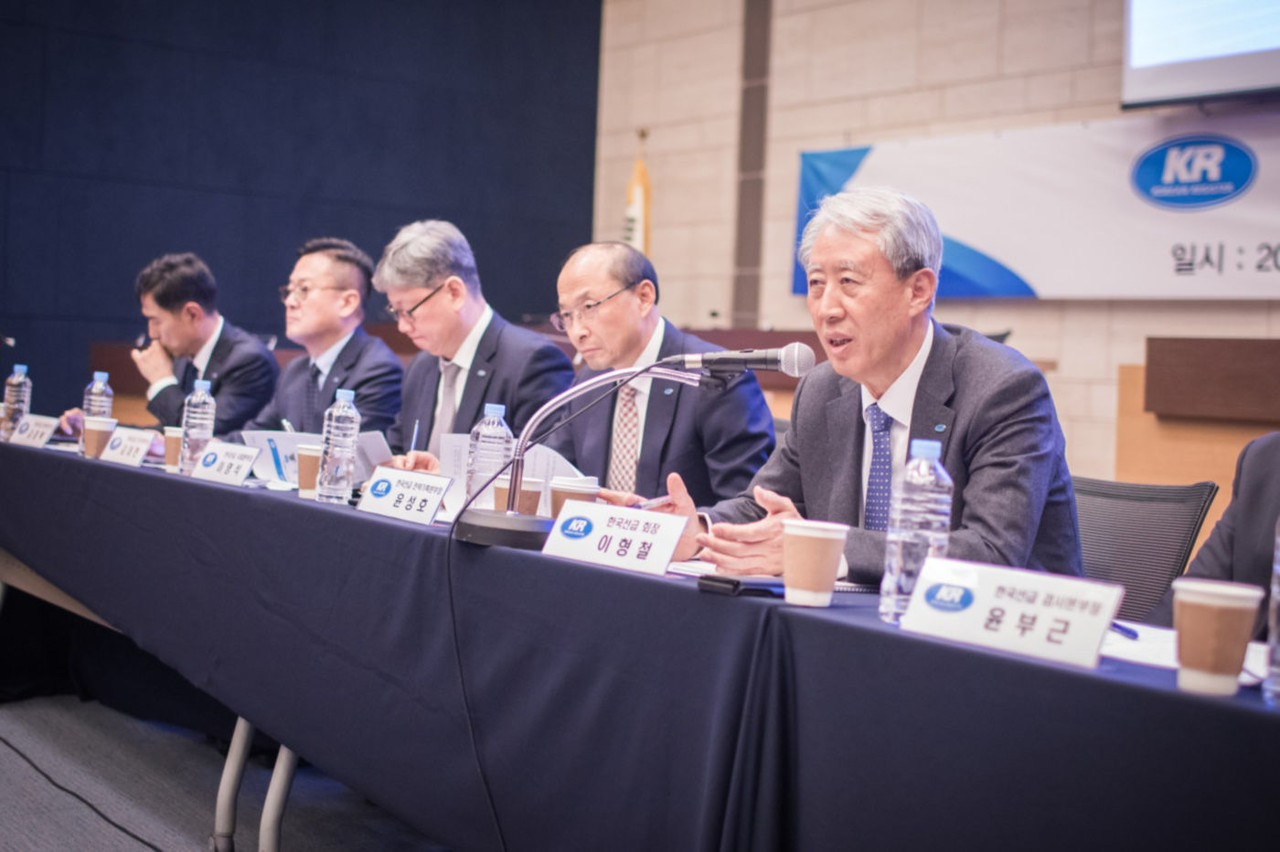 △기자간담회에 참석한 한국선급 이형철 회장(오른쪽에서 첫 번째)이 올해 사업계획에 대해 설명하고 있다