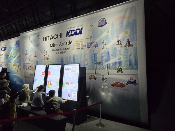 ▲ 체험형 콘텐츠인 ‘Mirai Arcade(미래 아케이드)’ 부스. Mirai Arcade는 단순한 오락 공간이 아닌,사회적 문제 해결에 대한 ‘참여형 시뮬레이션 체험’을 목적으로 설계되었다. 참가자는 게임을 통해 미래 문제를 체감하고 직접 해법을 선택한다.