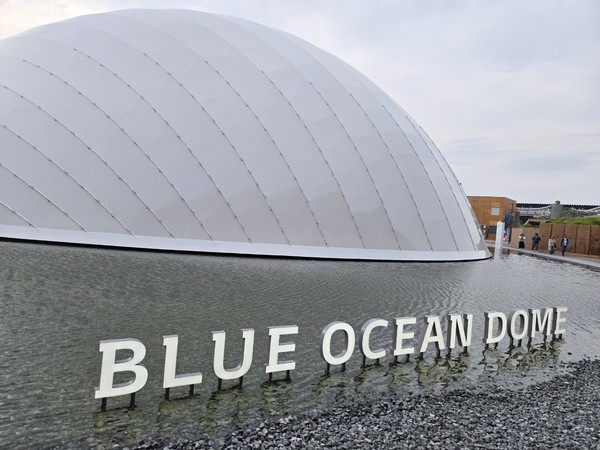 ▲ BLUE OCEAN DOME은 엑스포의 핵심 주제인 “Designing Future Society for Our Lives”에 맞춰 해양 환경 보호와 블루 이코노미(Blue Economy)를 주제로 한 전시관으로, 강한 시각적 상징성과 지속가능성을 갖춘 공간이다.