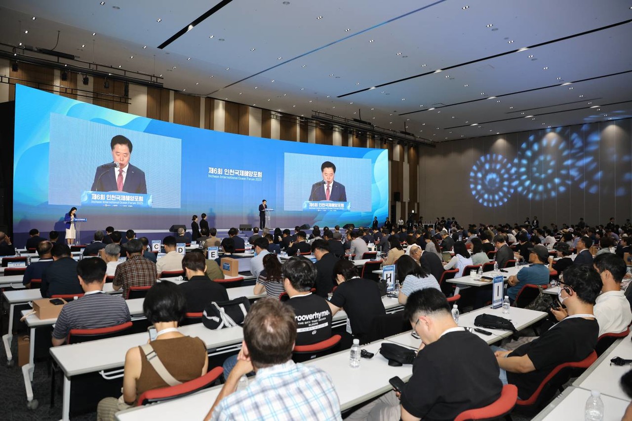 △제6회 인천국제해양포럼 개회식에 참석한 이경규 인천항만공사 사장이 개회사를 전하고 있다