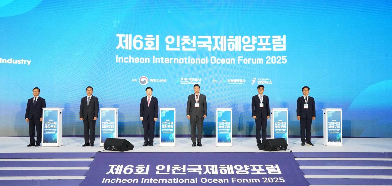△제6회 인천국제해양포럼 포디움 버튼 터치 세리머니에 참석한 주요 인사들이 기념촬영을 하고 있다
