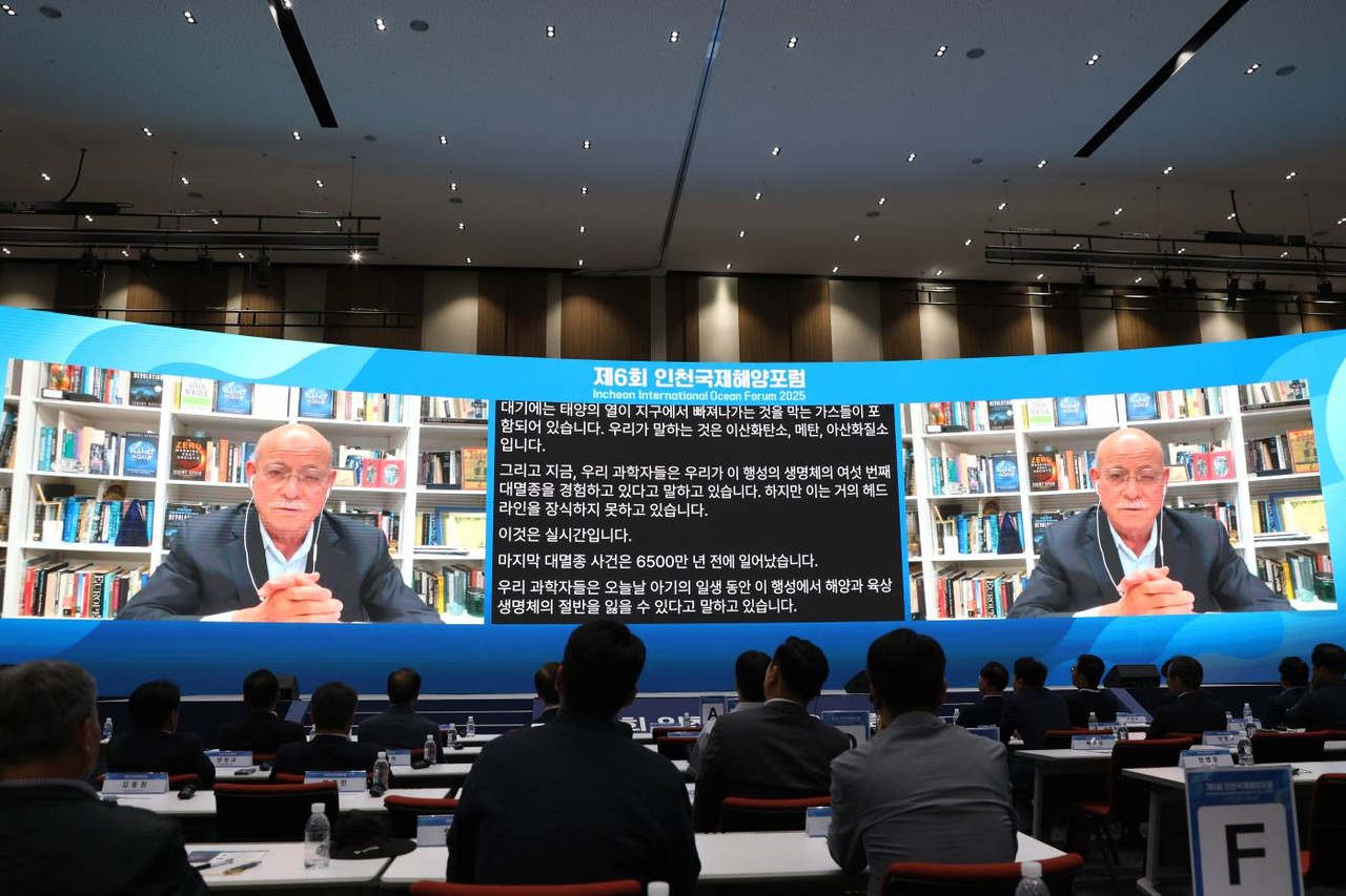 △세계적인 경제학자 제러미 리프킨은  ‘플래닛 아쿠아에서의 생명과 해양의 미래, 항만과 해운의 역할’을 주제로 기조연설에 나섰다