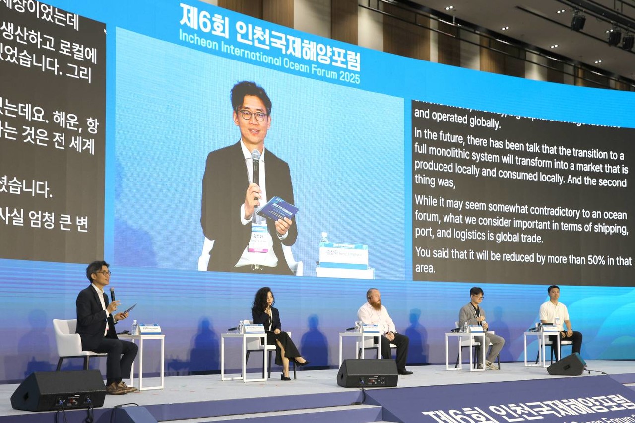 △해운물류를 다룬 세션 1은 스마트한 해운·물류, 탄력적 글로벌 공급망이라는 주제로 전문가들의 의견이 제시됐다. 왼쪽부터 인천대 동북아물류대학원 송상화 교수와 S&P글로벌 퀸 타이 레 아시아태평양 전략분석컨설팅본부장, 사우샘프턴대학교 아담 소베이 교수, 오믈렛 박진규 대표, 서프컴퍼니 한지성 이사가 토론에 나서고 있다