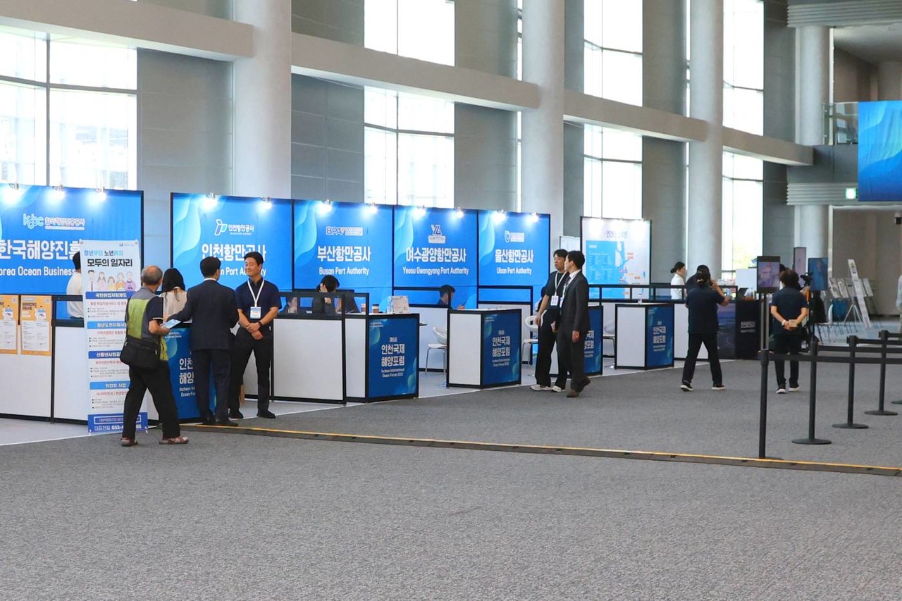 △현장에 마련된 다양한 부스들이 관람객을 맞이할 준비를 하고 있는 모습