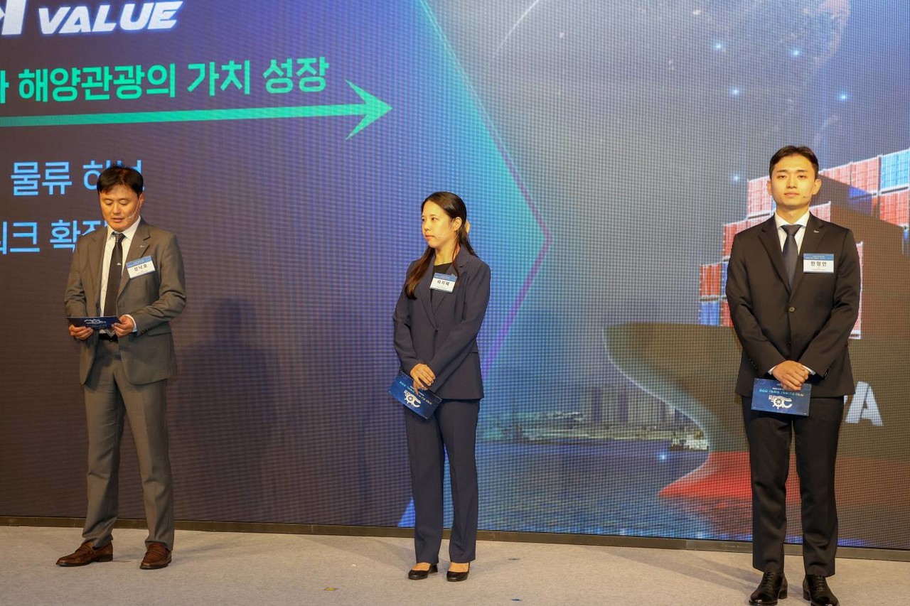 △인천항만공사 창립 20주년 기념식에 참석한 직원들이 직접 새로운 미래비전을 발표하고 있다. 인천항만공사는 2025년을 맞아 5년 주기로 입사한 임직원들이 미래비전을 직접 발표하는 시간을 마련했다. 왼쪽부터 2005년 입사한 성낙호 실장, 2015년 입사한 하지혜 과정, 2025년 입사한 한형안 사원