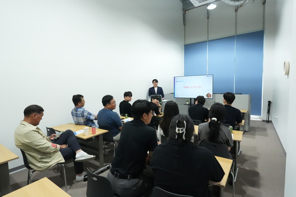 ▲택배 아카데미 수강생들이 1주차 이론교육을 수강하고 있다.