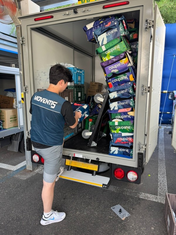 ▲택배 아카데미 한 수강생이 2주차 '현장 선탑 교육'을 통해 직접 배송을 체험하고 있다.