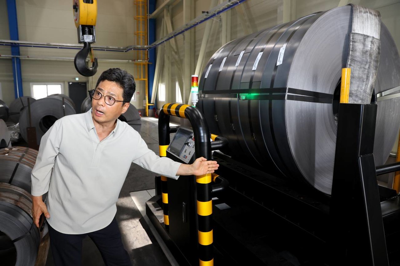 △장재형 서림산업에스알아이 대표이사가 자사가 직접 개발해 활용하고 있는 코일 무버를 설명하고 있다. 코일 무버는 크고 무거운 코일을 안전하게 이동시킬 수 있는 장비다.