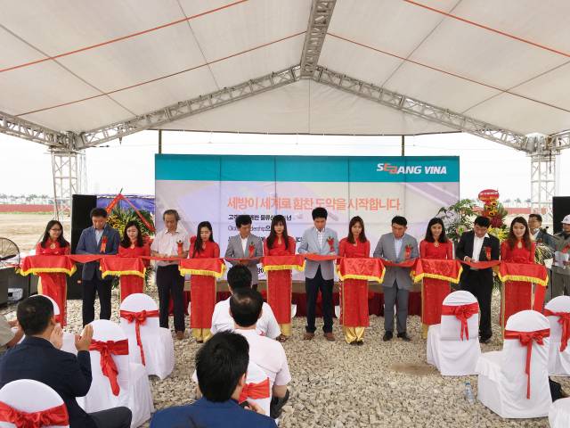 △세방은 해외진출에 적극적으로 나서고 있다. 사진은 2016년 베트남에 진출했을 때 지은 세방비나 흥옌 물류센터 착공식의 모습(사진제공=세방)