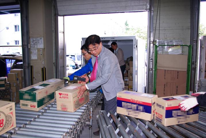 △일양물류그릅은 니치마켓 등 다양한 분야에서 사업 확대를 꾀하고 있다. 사진은 2013년 의약품 물류서비스 분야에 진출한 일양팜로지스의 출범 초기 배송 현장의 모습