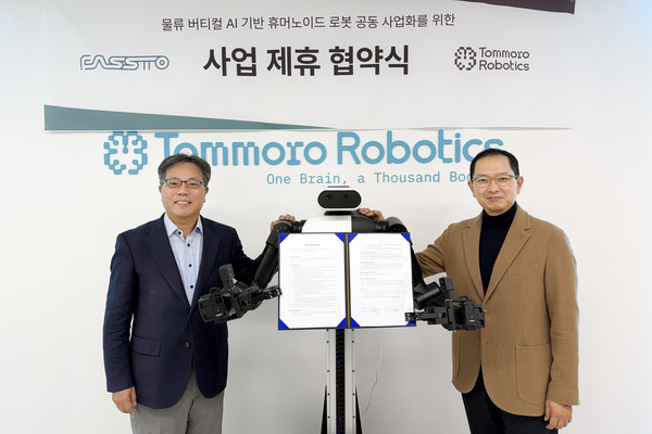 10일 진행된 협약식에서 파스토 홍종욱 대표(우)와 투모로 로보틱스 장병탁 대표(좌)가 협약서에 서명한 뒤 기념 촬영을 하고 있다.