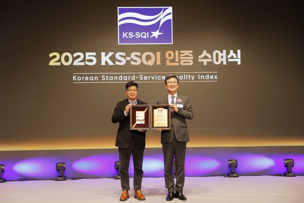 ▲롯데글로벌로지스가 지난 11일 서울 소공동 롯데호텔에서 개최된 ‘2025년 한국서비스품질지수(KS-SQI) 인증 수여식’에서 택배 부문 5년 연속 1위를 수상했다고 12일 밝힌 가운데, 강병구 롯데글로벌로지스 대표이사 (사진 왼쪽)가 수상 후 기념 사진을 촬영하고 있다. (사진=롯데글로벌로지스)