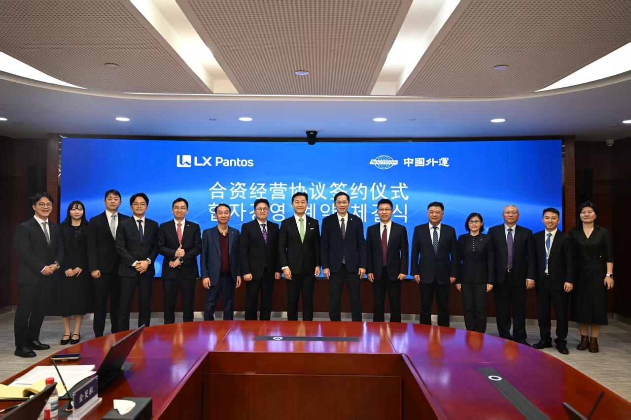 △13일 중국 베이징 시노트란스 본사에서 이용호 LX판토스 대표(왼쪽에서 8번째), 장이 시노트란스 회장(왼쪽에서 9번째) 등 양사 관계자들이 한·중 복합운송 전문 합작법인 설립 계약 기념사진을 촬영하고 있다(사진출처=LX판토스)