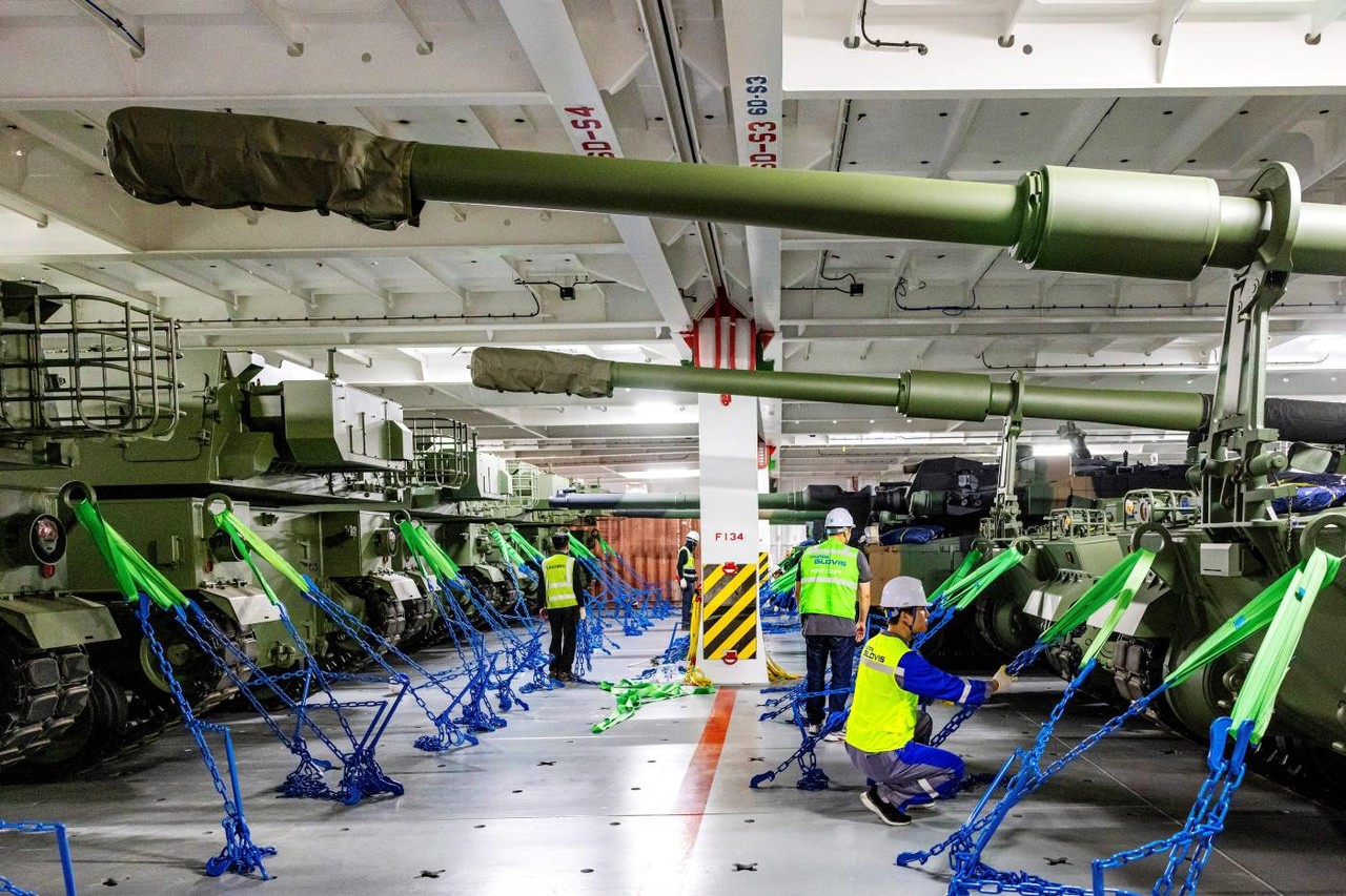 △현대글로비스 자동차운반선 내 화물 데크(적재 공간)에 K9 자주포들이 선적되어 있는 모습(사진제공=현대글로비스)