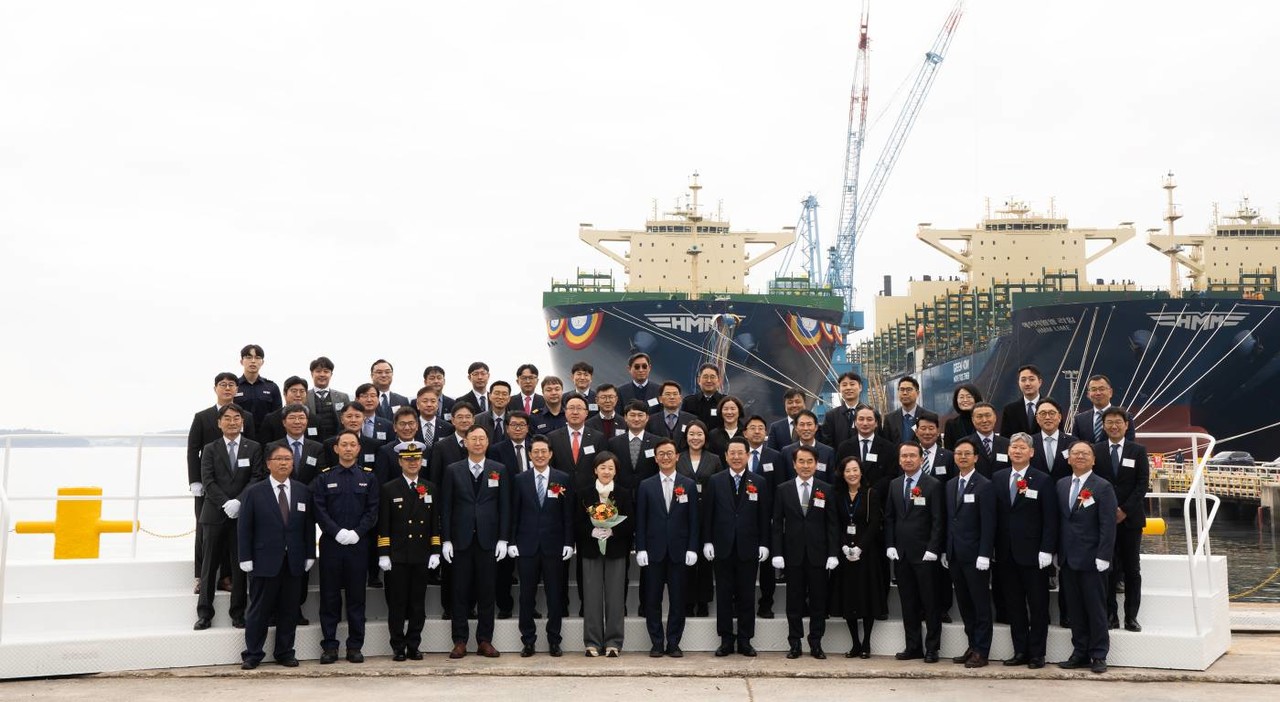△‘HMM 클로버’호 명명식에 참석한 주요 인사들이 기념촬영을 하고 있다(사진제공=해양수산부)
