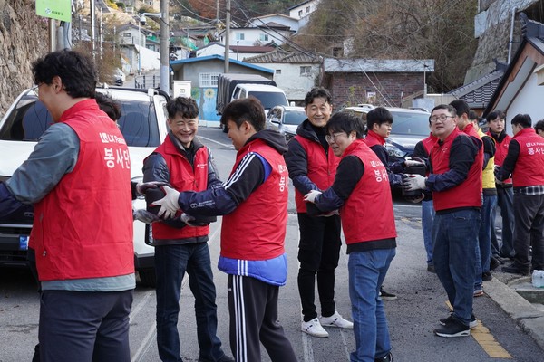 ▲ 이용호 LX판토스 대표와 임직원들이 21일 서울 홍제동 개미마을에서 사랑의 연탄 나누기 봉사활동을 진행하고 있다. (사진=LX판토스)